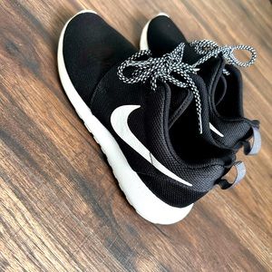 Nike Roshe size 6